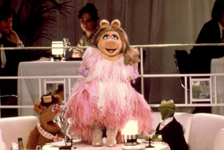 Illustration for article titled That time Charles Grodin fell for Miss Piggy...